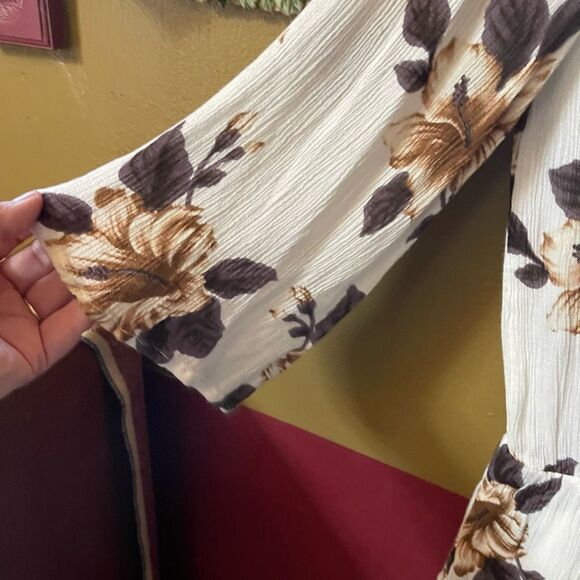 ONEILL size S jumpsuit (shorts) crepe floral lace up front key hole back. - Picture 3 of 7